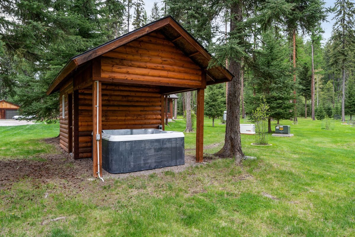 Covered hot tub beside the cabin