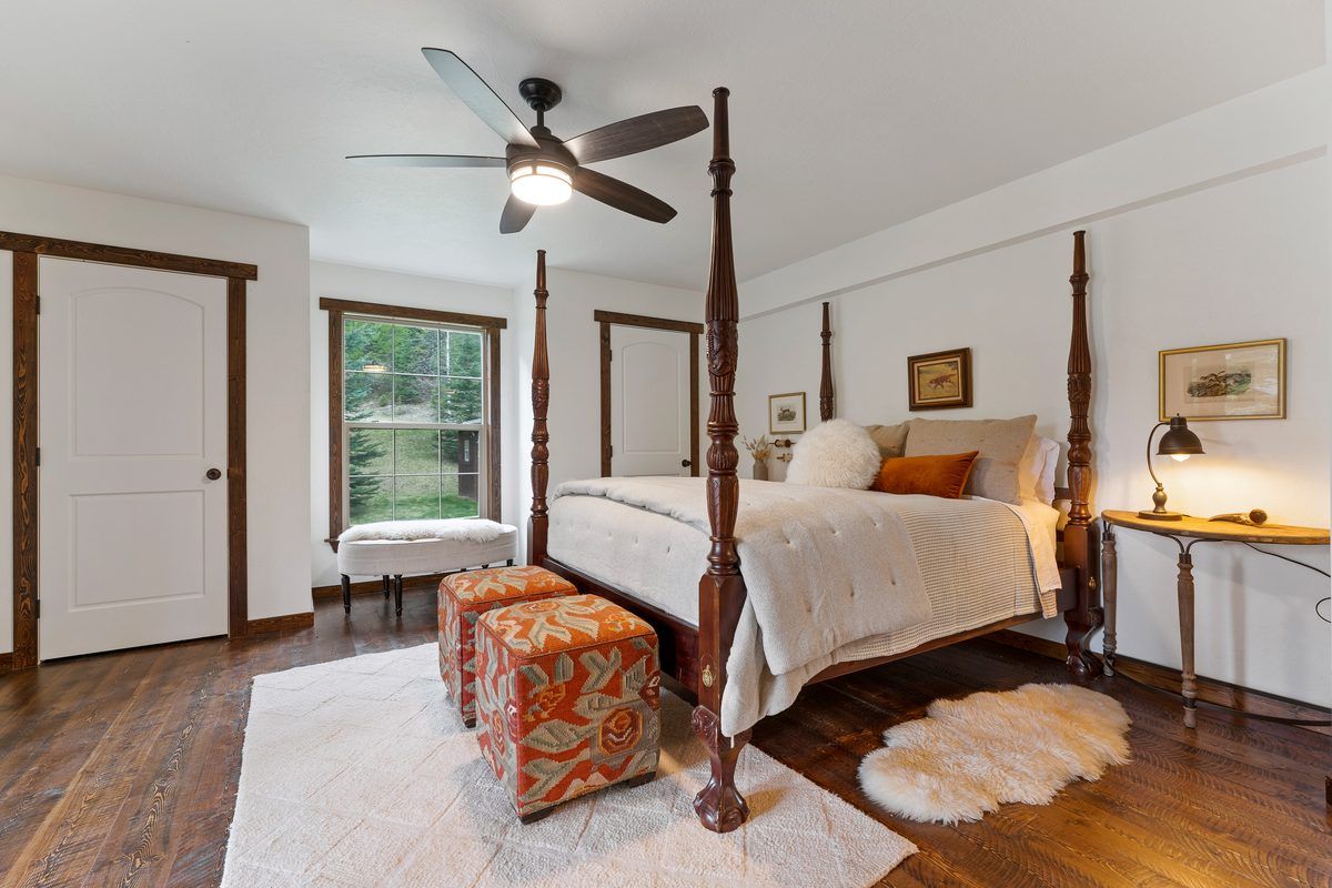 Four-poster bedroom